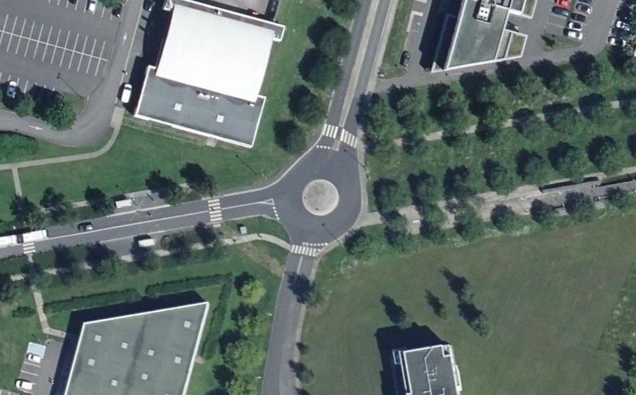 Vue aérienne du Rond-point anonyme n°31096321