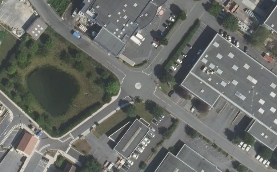 Vue aérienne du Rond-point anonyme n°31096478