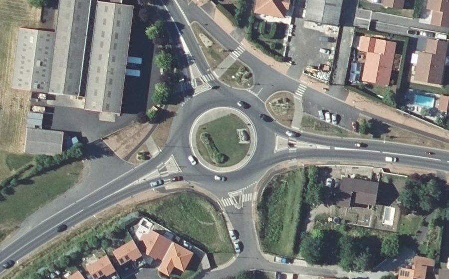 Vue aérienne du Rond-point anonyme n°310976084