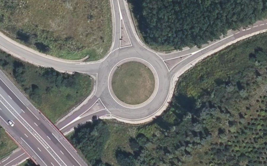 Vue aérienne du Rond-point anonyme n°31099574