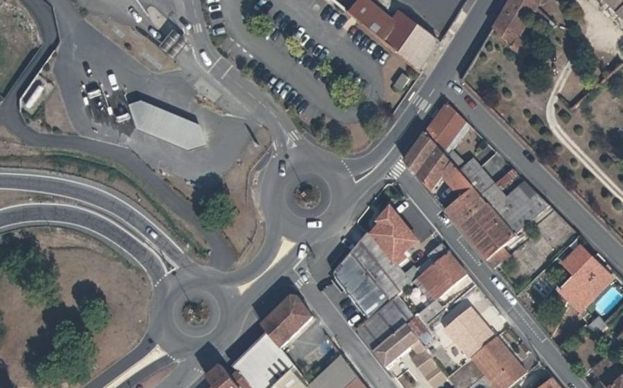 Vue aérienne du Rond-point anonyme n°311101139