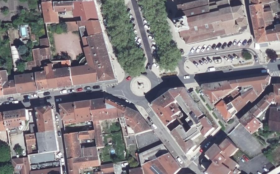 Vue aérienne du Rond-point anonyme n°31126555