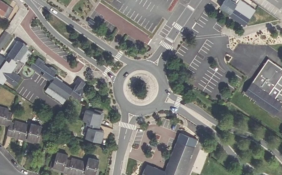 Vue aérienne du Rond-point anonyme n°31134016