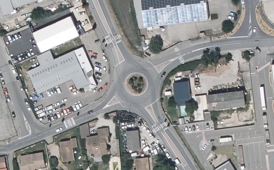 Vue aérienne du Rond-point anonyme n°311370165