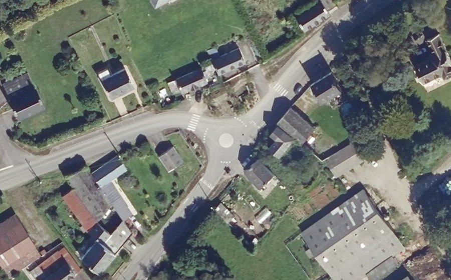 Vue aérienne du Rond-point anonyme n°311373893