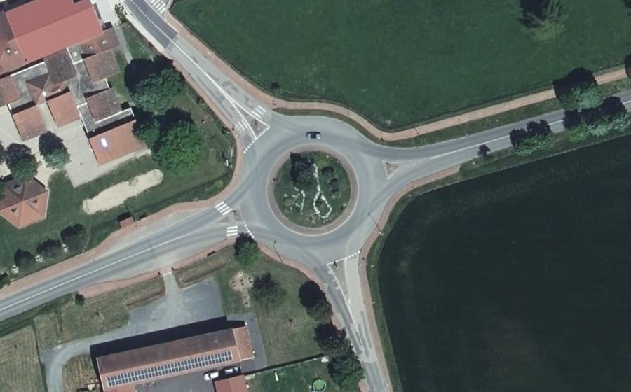 Vue aérienne du Rond-point anonyme n°31137906