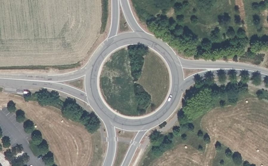 Vue aérienne du Rond-point anonyme n°31137966