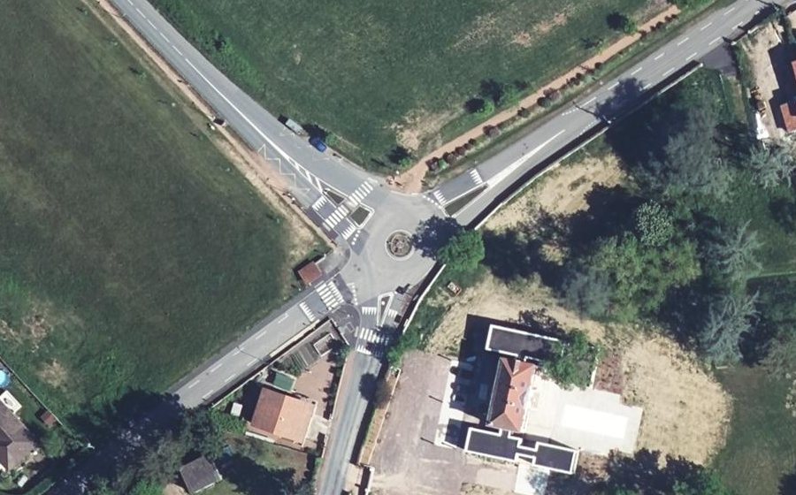 Vue aérienne du Rond-point anonyme n°31138228