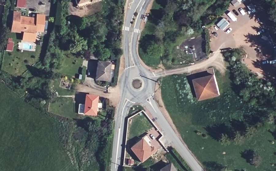 Vue aérienne du Rond-point anonyme n°31138239