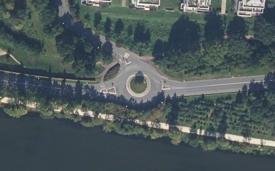 Vue aérienne du Rond-point anonyme n°31138936
