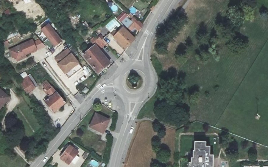 Vue aérienne du Rond-point anonyme n°31139477