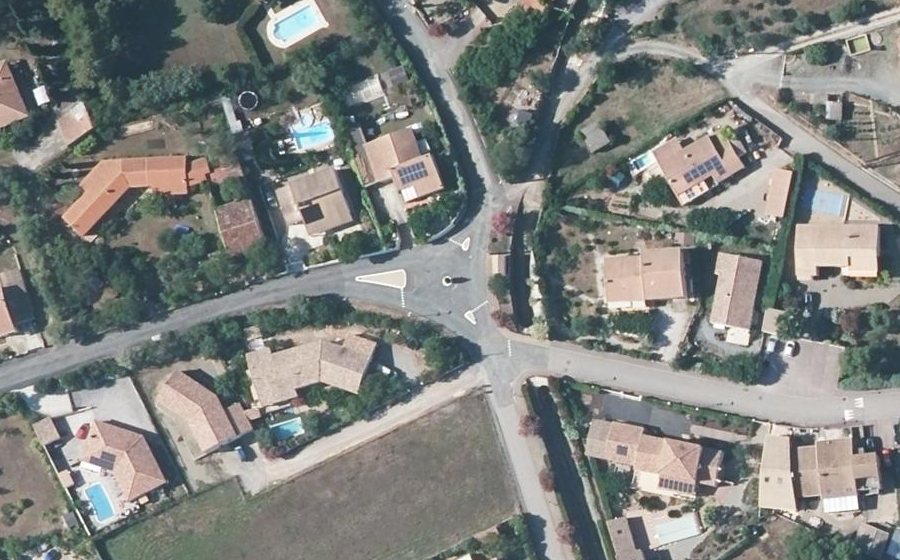 Vue aérienne du Rond-point anonyme n°311395566