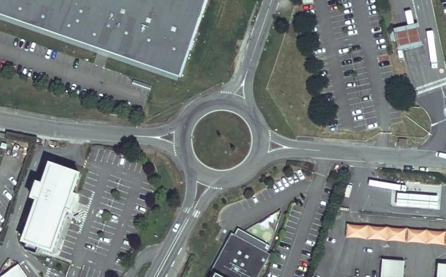 Vue aérienne du Rond-point anonyme n°31143080