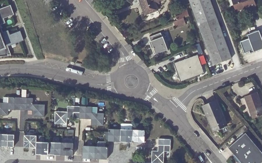 Vue aérienne du Rond-point anonyme n°311444963