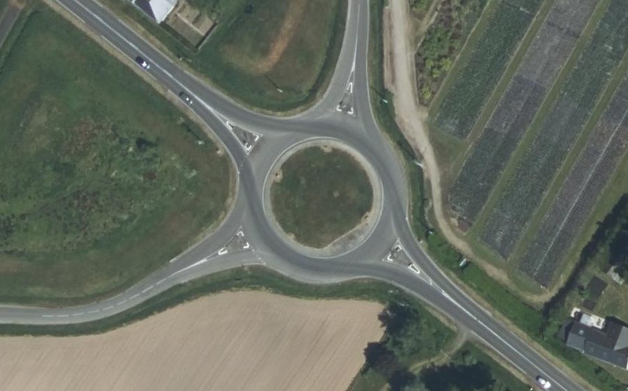 Vue aérienne du Rond-point anonyme n°311464994
