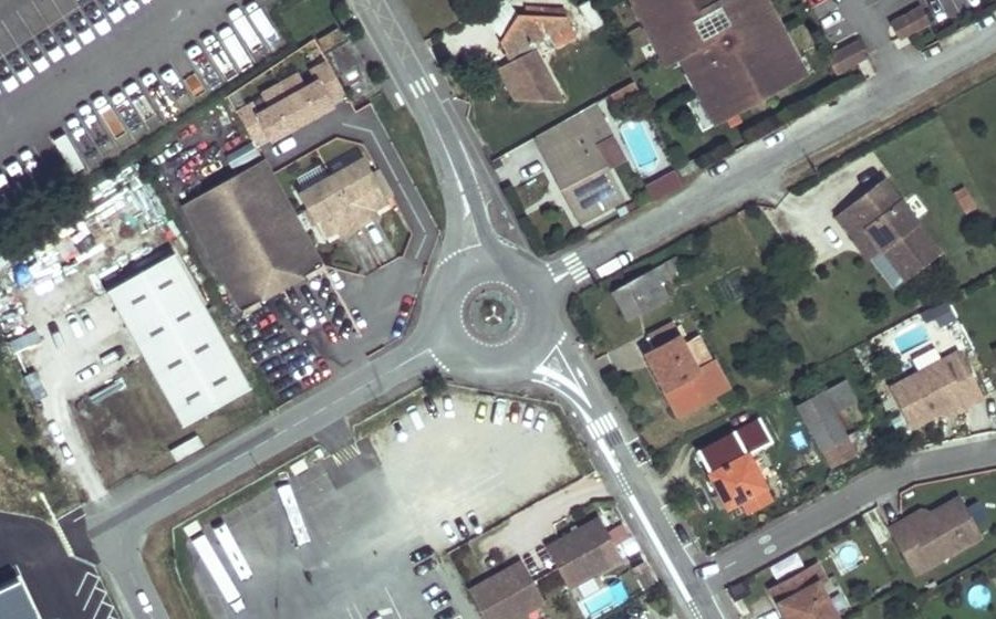 Vue aérienne du Rond-point anonyme n°31162355