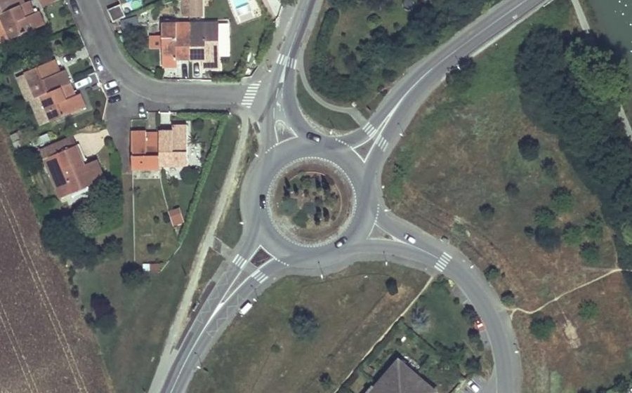 Vue aérienne du Rond-point anonyme n°31170492