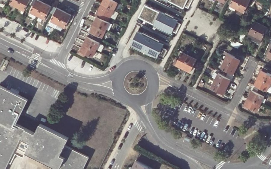 Vue aérienne du Rond-point anonyme n°311729677