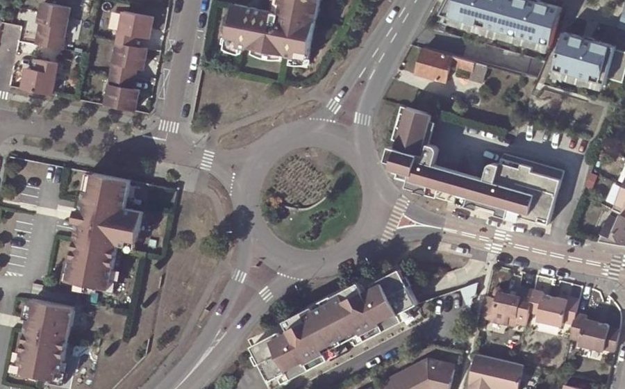 Vue aérienne du Rond-point anonyme n°311729680