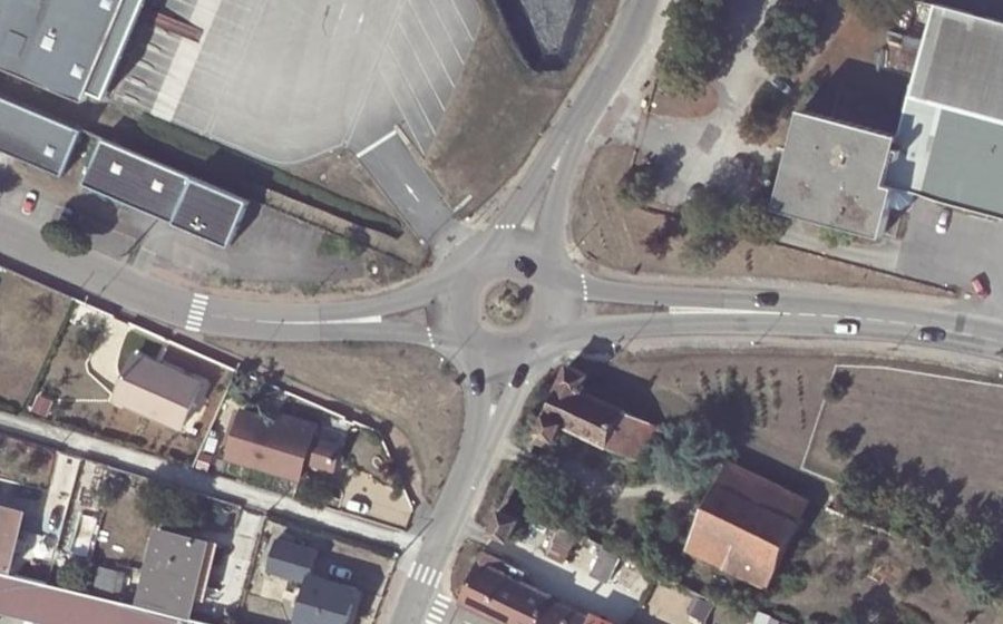 Vue aérienne du Rond-point anonyme n°311729681
