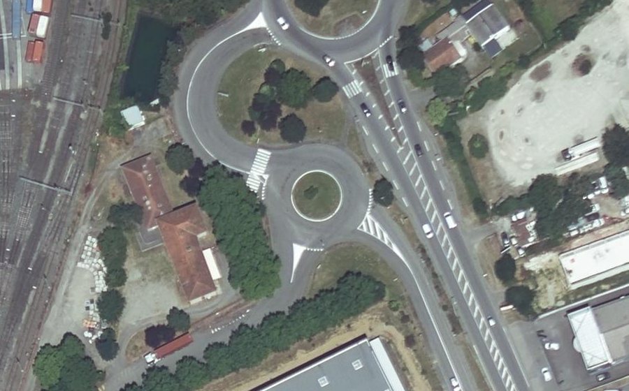 Vue aérienne du Rond-point anonyme n°31175408