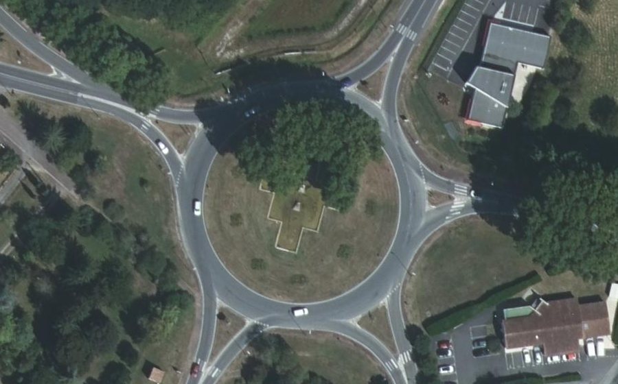 Vue aérienne du Rond-point anonyme n°31176706