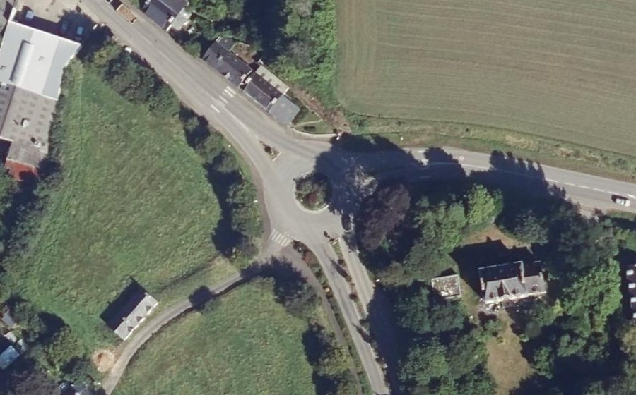 Vue aérienne du Rond-point anonyme n°311828243