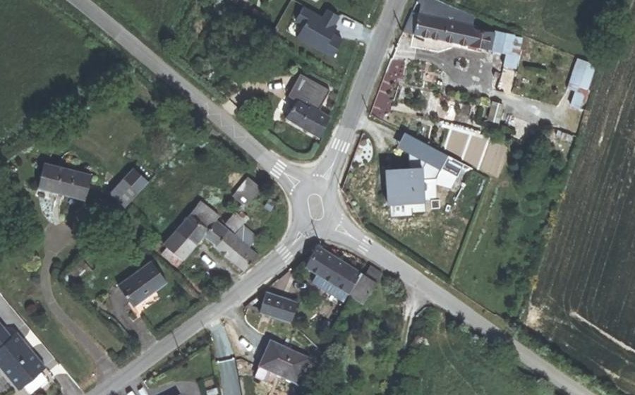 Vue aérienne du Rond-point anonyme n°311882445
