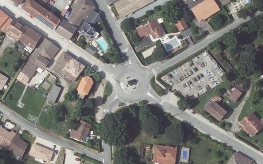 Vue aérienne du Rond-point anonyme n°312052289