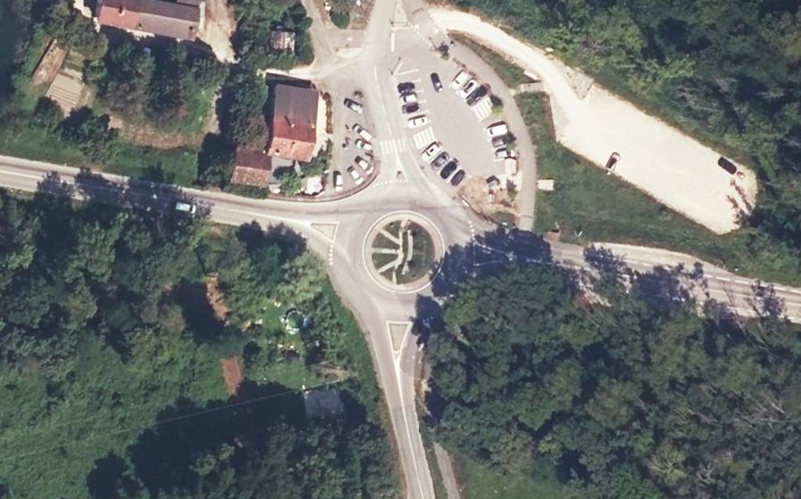 Vue aérienne du Rond-point anonyme n°312080431