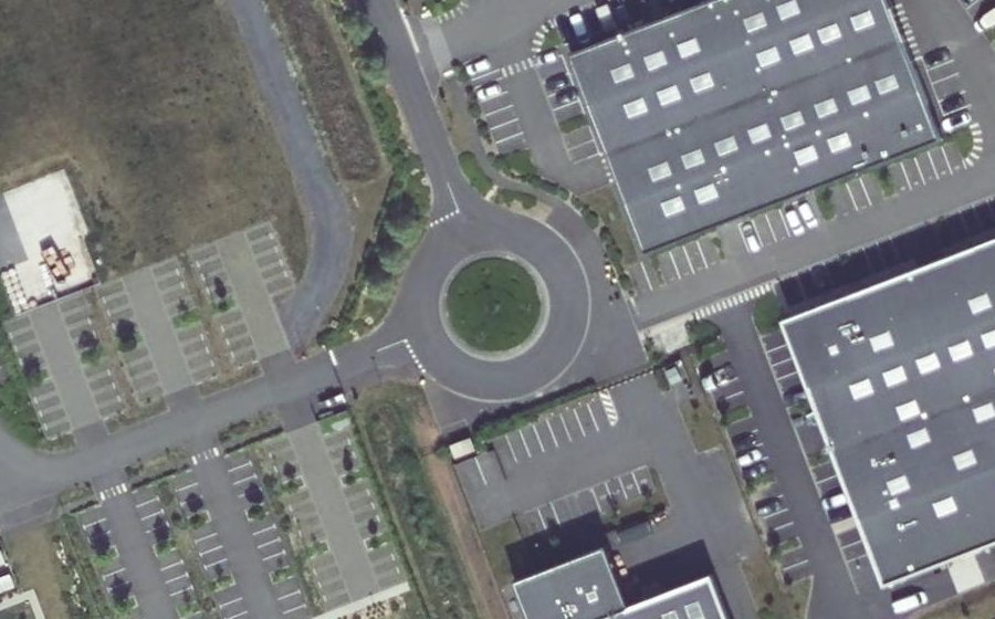 Vue aérienne du Rond-point anonyme n°312218976