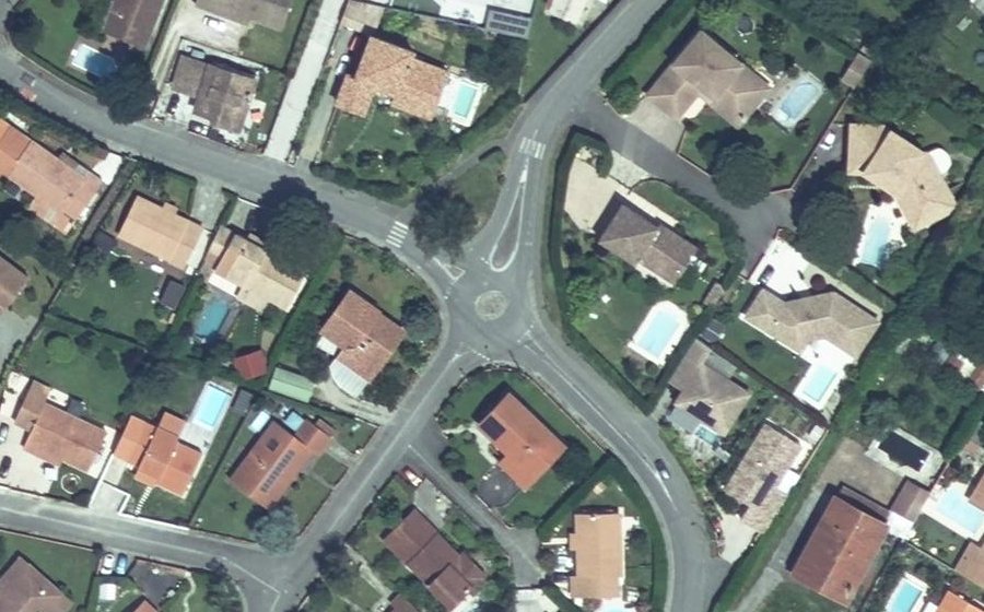Vue aérienne du Rond-point anonyme n°31239959