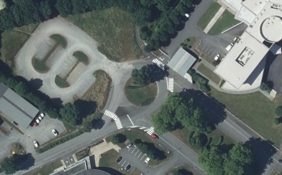 Vue aérienne du Rond-point anonyme n°312432054
