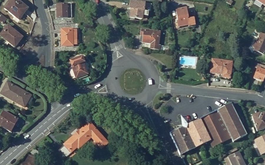 Vue aérienne du Rond-point anonyme n°31243905