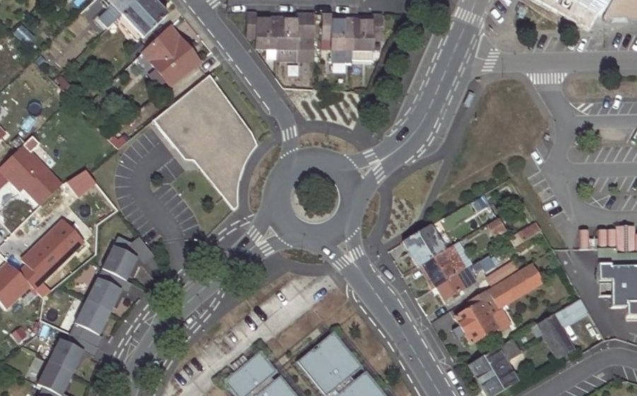 Vue aérienne du Rond-point anonyme n°31248221