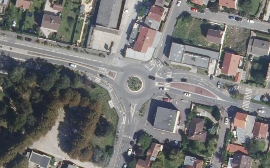 Vue aérienne du Rond-point anonyme n°312492923
