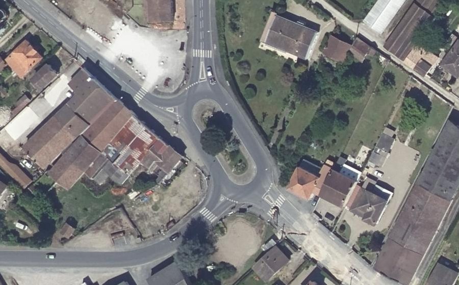 Vue aérienne du Rond-point anonyme n°31254225