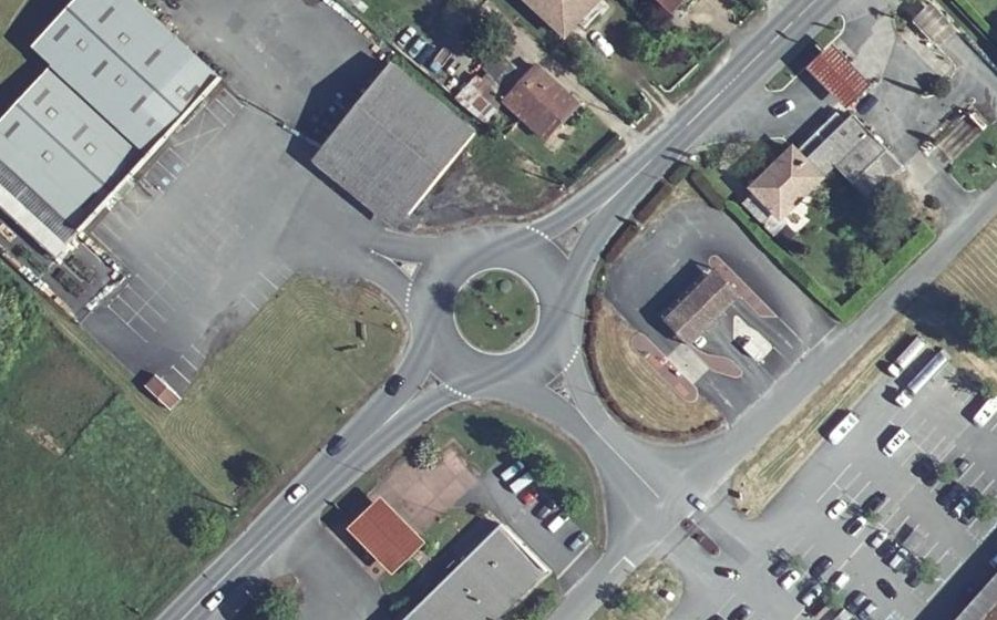 Vue aérienne du Rond-point anonyme n°31254401