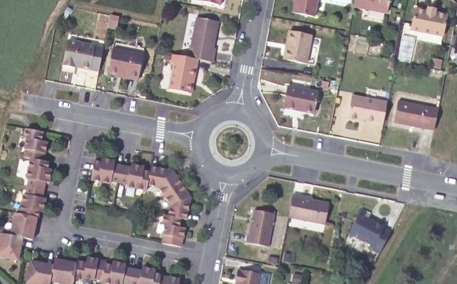 Vue aérienne du Rond-point anonyme n°31255544