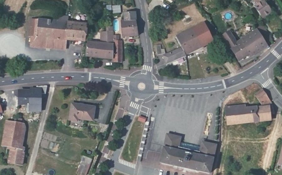 Vue aérienne du Rond-point anonyme n°31262353