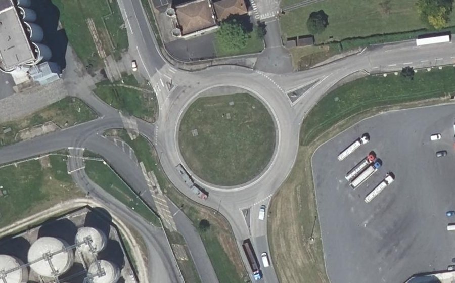 Vue aérienne du Rond-point anonyme n°312645389