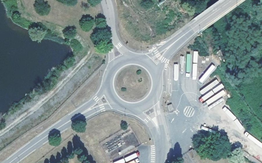 Vue aérienne du Rond-point anonyme n°312749974