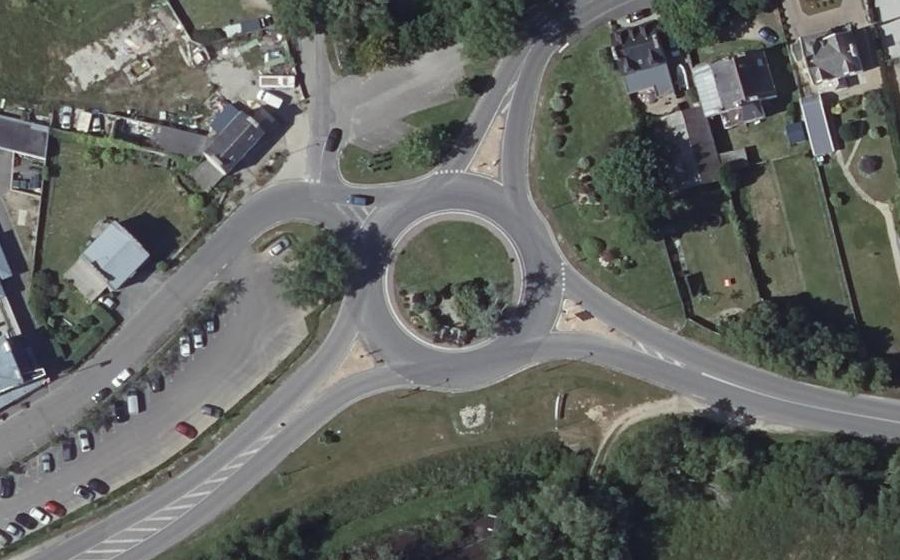 Vue aérienne du Rond-point anonyme n°31278625