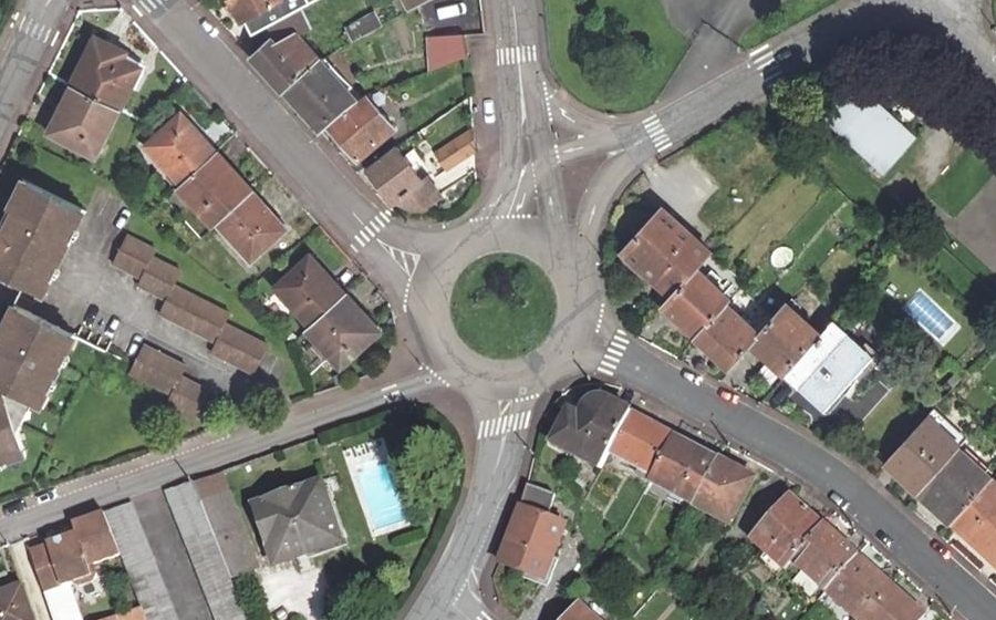 Vue aérienne du Rond-point anonyme n°31295680