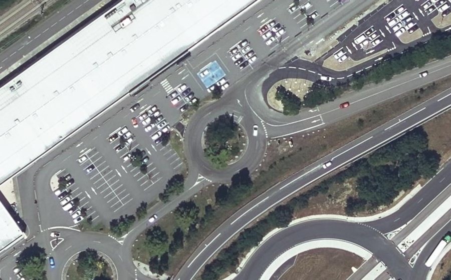 Vue aérienne du Rond-point anonyme n°31301748