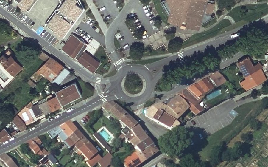 Vue aérienne du Rond-point anonyme n°31301768