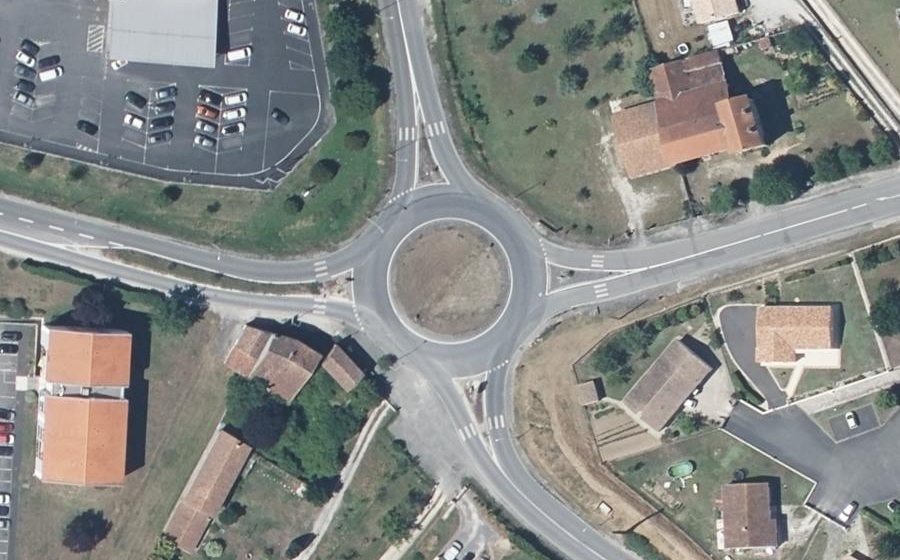 Vue aérienne du Rond-point anonyme n°31303189