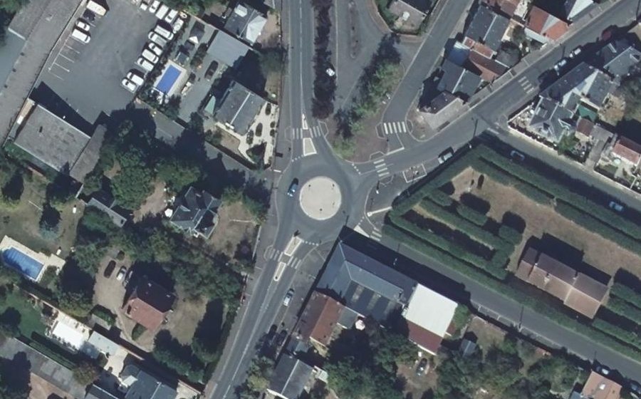 Vue aérienne du Rond-point anonyme n°31307348