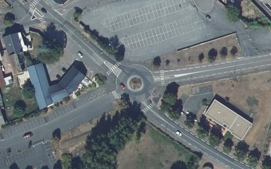 Vue aérienne du Rond-point anonyme n°31309269