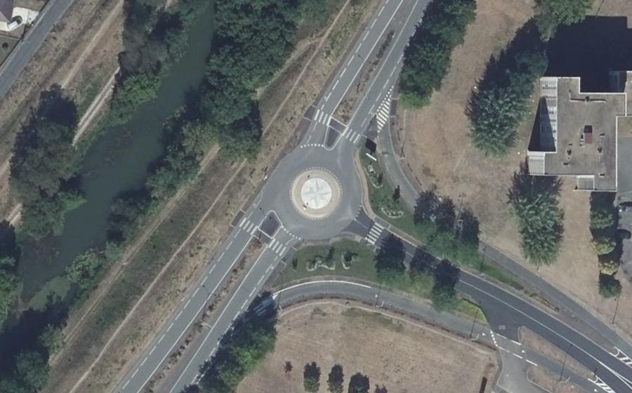 Vue aérienne du Rond-point anonyme n°31315377